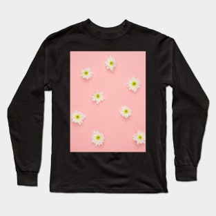 Daisies pattern with a pink backgorund Long Sleeve T-Shirt